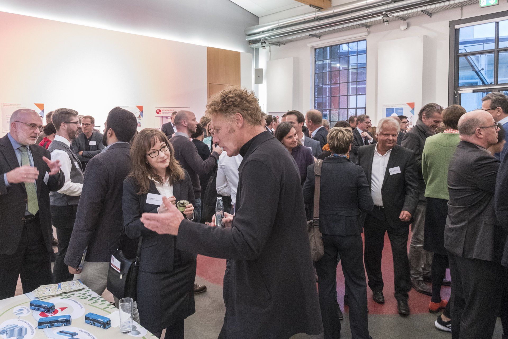 Eine Netzwerk-Veranstaltung mit Menschen, die in Gespräche vertieft sind.