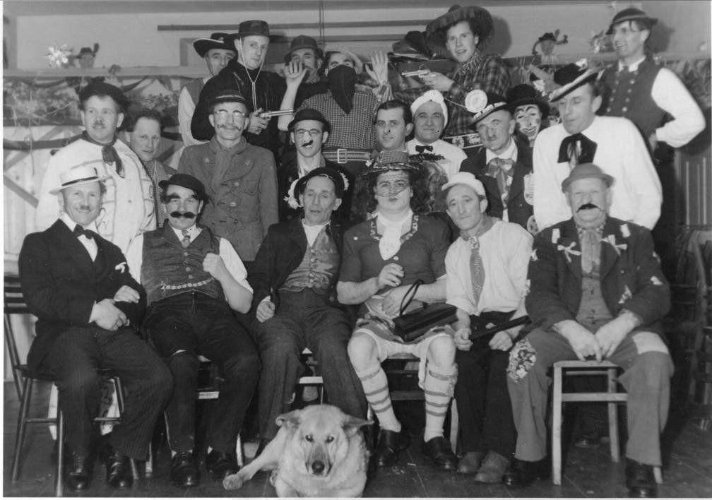 Maskierte Singstunde in den 50er Jahren Vorne v.l.n.r: Dialler Alois, Luttenbacher Martin, Daller Edi, Jähne Hans, Bürle Josef, Schindler Josef Mitte: Bürle Robert, Kirchberger Hans, Kümmel Emmeran, Rackner Fritz, Burgauer Otto, Kreutzer Gustav, Sobotik Adolf, Schindler Dori, Egger Hans Hinten: Bernrieder Martin, Mellinger Bertl, ?, Albig Kurt, Nerz Emmeran, Bernrieder Hans