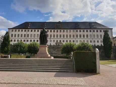 Schloss Friedenstein, davor die Statue von Ernst der Fromme Gotha, Schloss Friedenstein, Ernst der Fromme