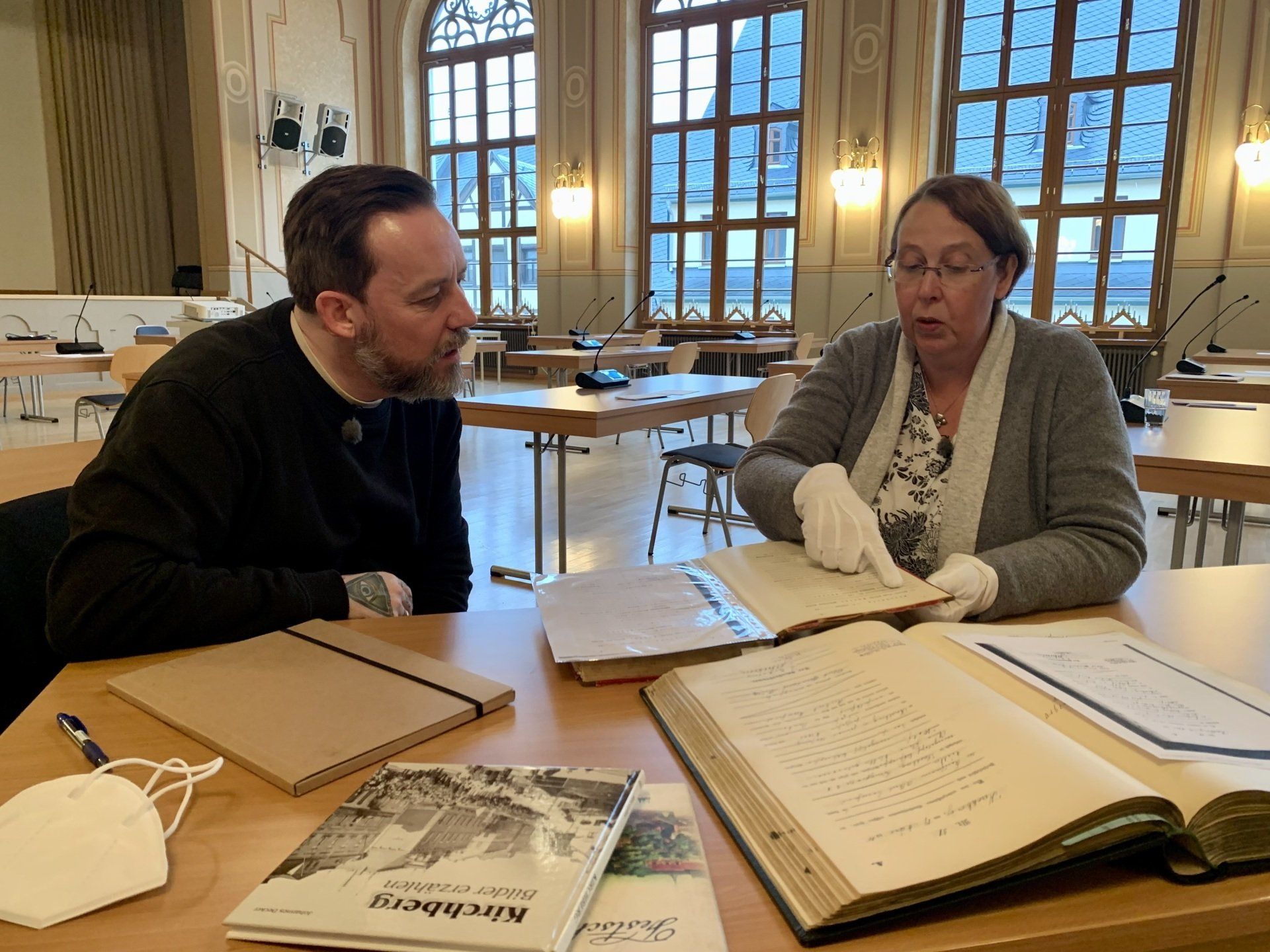 Moderator Tarjei Strøm mit Claudia Stock auf Spurensuche im Rathaus Kirchberg Tarjei Strom, Moderator Ukjent Arving NRK mit Familien- und Ahnenforscherin Claudia Stock auf Spurensuche im Rathaus Kirchberg