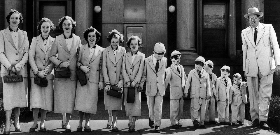 homas und Theresa Brennan aus Chicago brachten es auf elf Nachkommen, die sie jedes Jahr zu Ostern einheitlich ausstaffierten. Diese Aufnahme entstand beim Kirchgang 1954. Quelle: faz.net, Foto: Ullstein Ahnenforschung ABC, Familie, unique, einzigartig, Volkszählung, Familientreffen, Wiedervereinigungen, Zeitungen