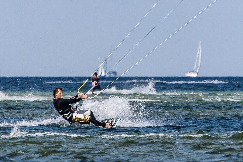 Ein Kitesurfer auf der Ostsee bei Kiel.