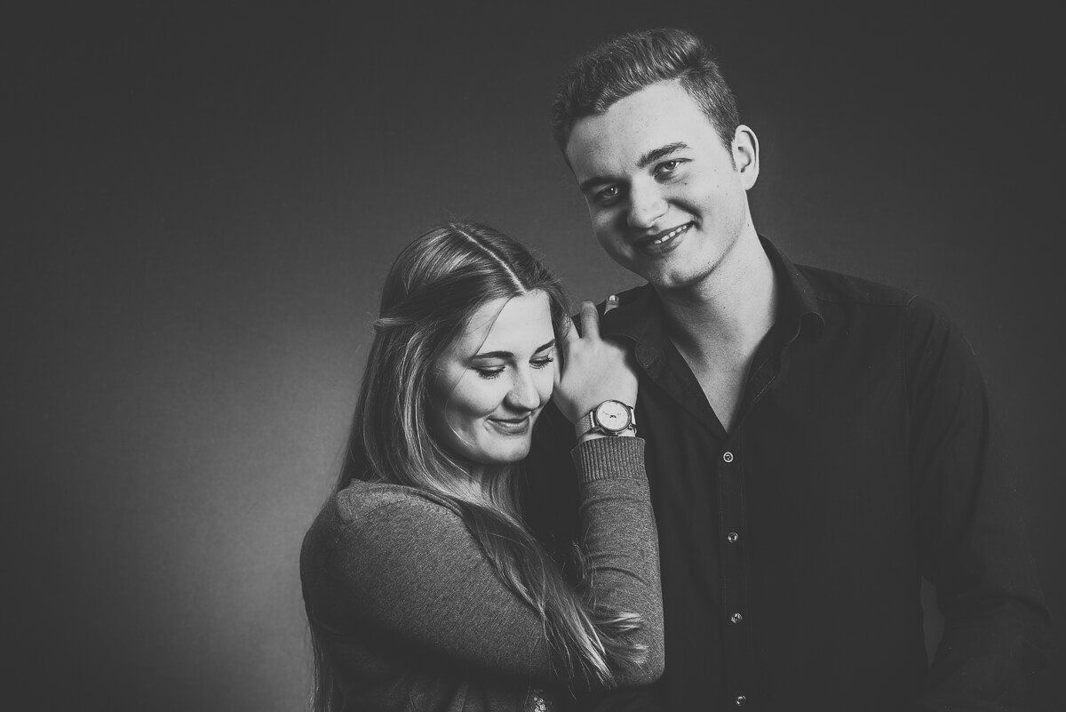 Portrait in schwarz-weiß eines jungen Paares. Die junge Frau lehnt ihren Kopf an seine Schulter.