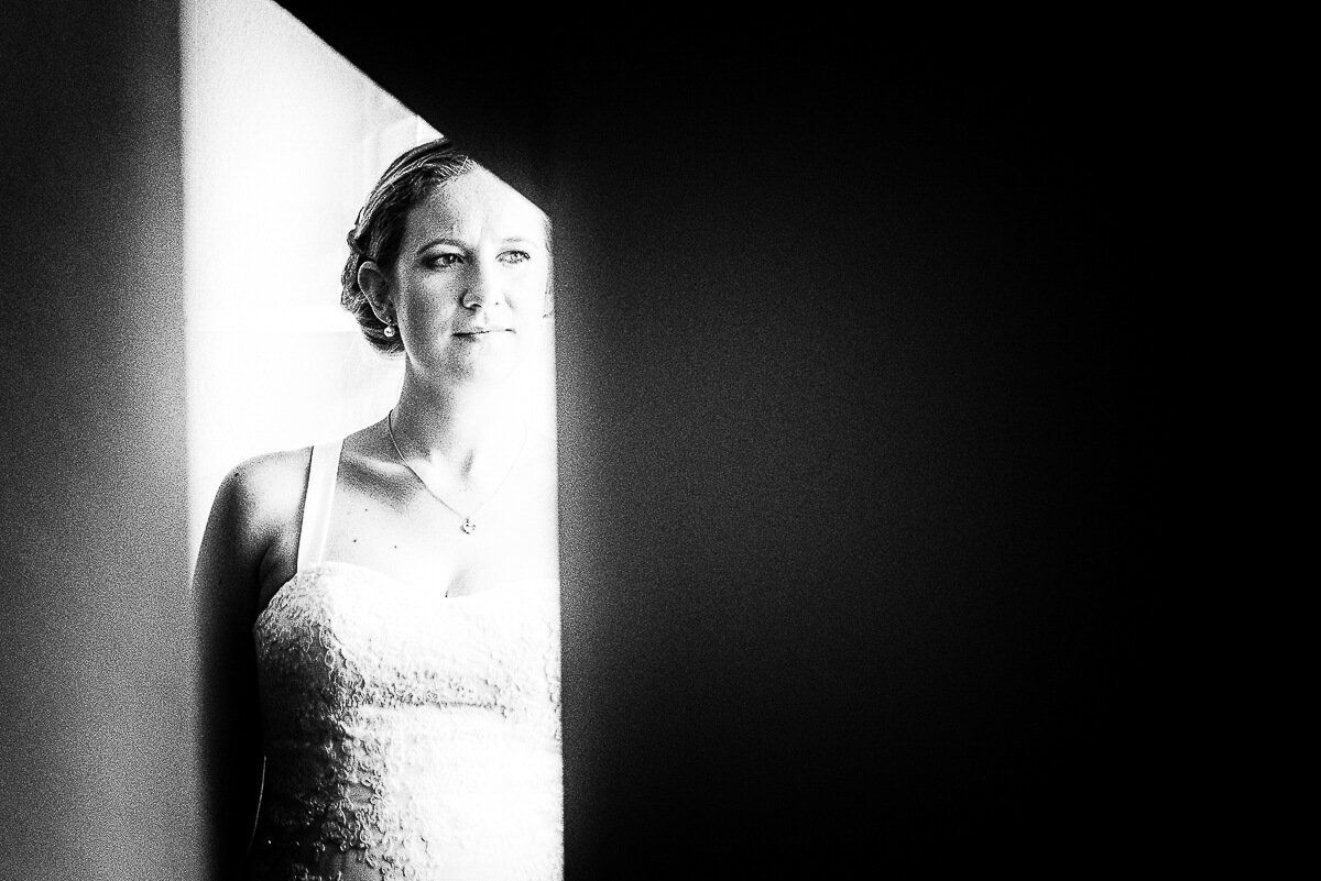 Portrait einer Braut im weißen Hochzeitskleid.