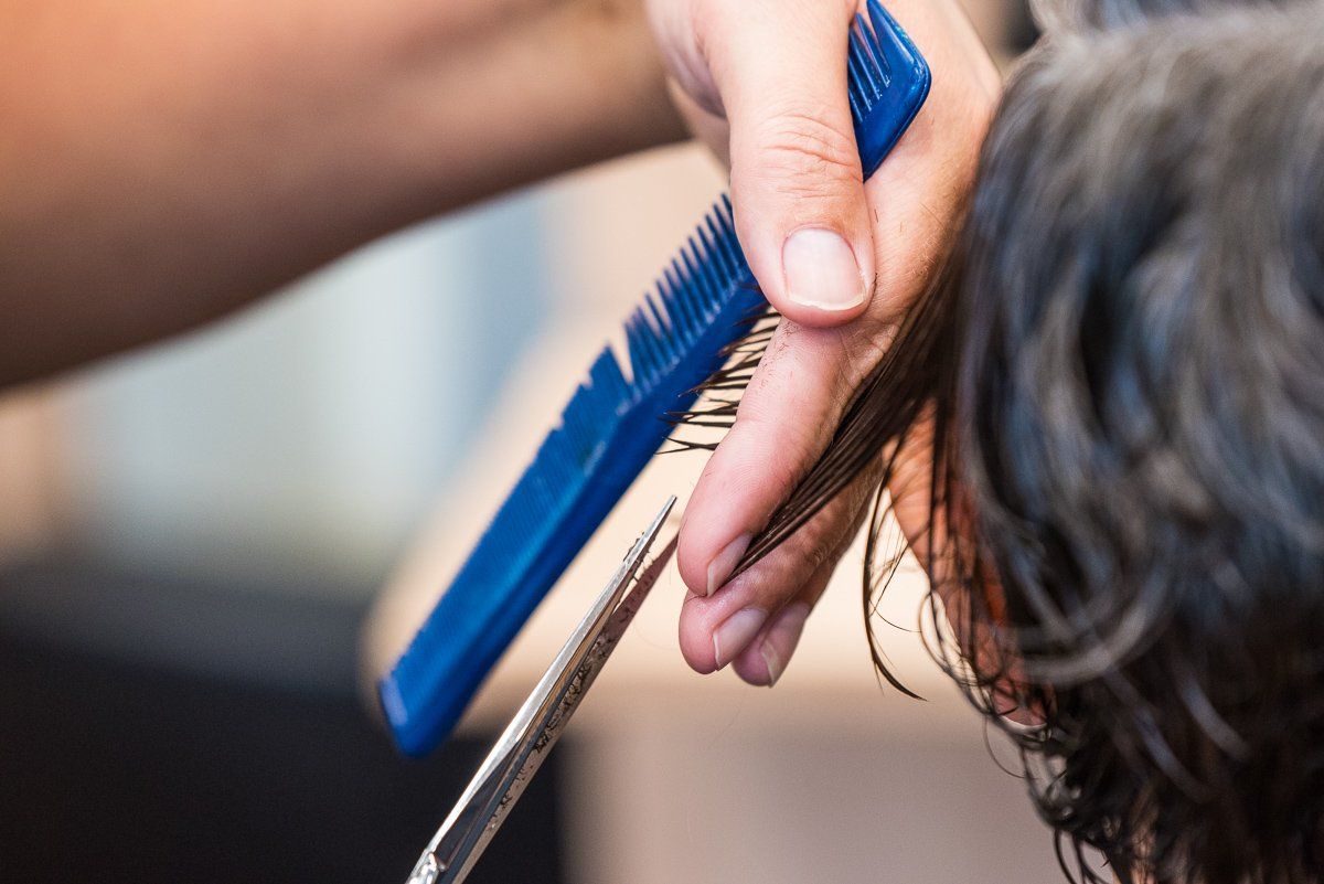 Ein Sänger auf einer Bühne zeigt ins Publikum und singt dabei. Links und rechts sind blaue Laserstrahlen zu sehen.