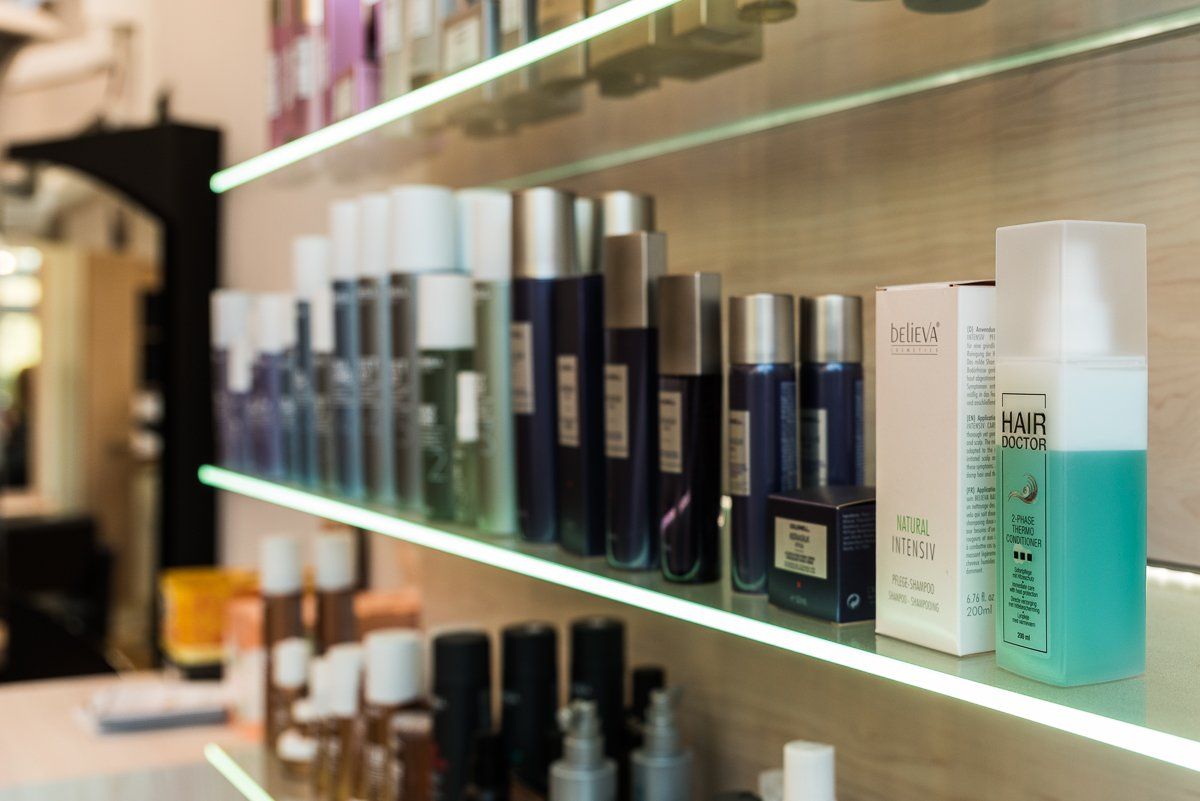 Ein Diskjockey am Mischpult seitlich von hinten fotografiert mit der linken Hand am Kopfhörer.