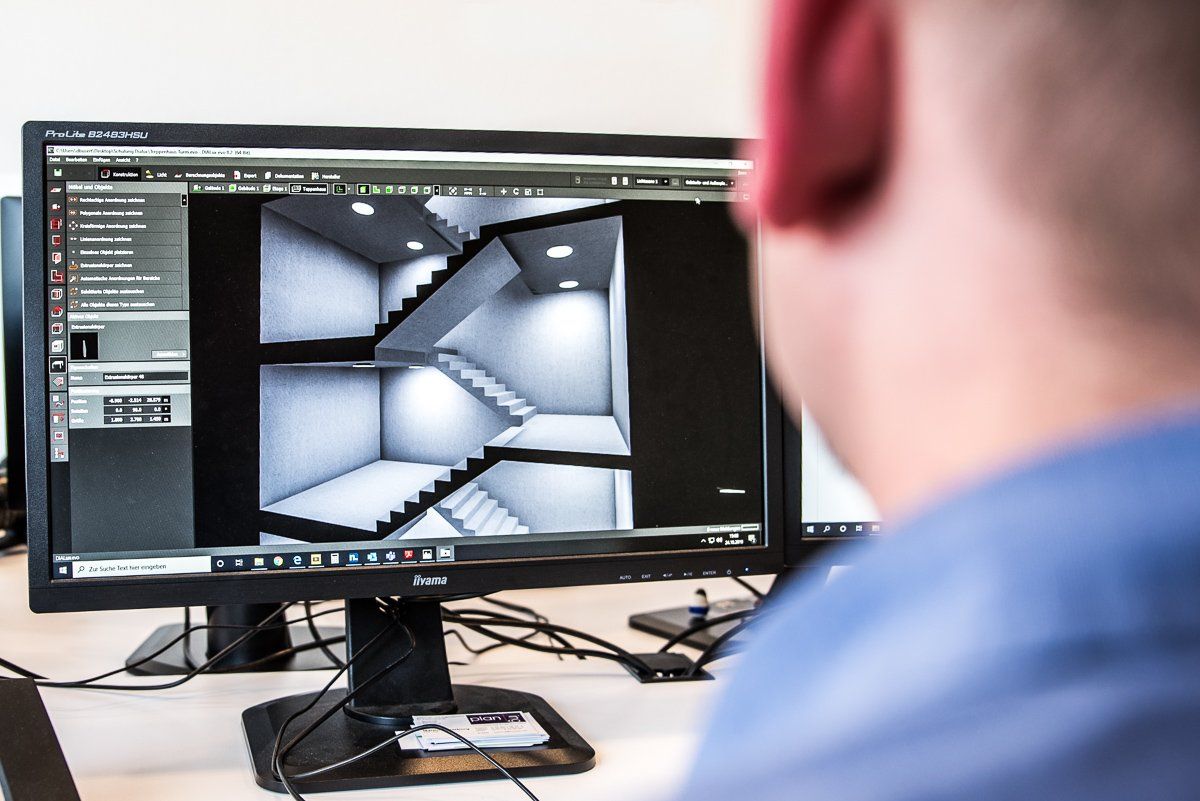 Eine im Kleid tanzende junge Frau, die von hinten durch Scheinwerfer grün angestrahlt wird.