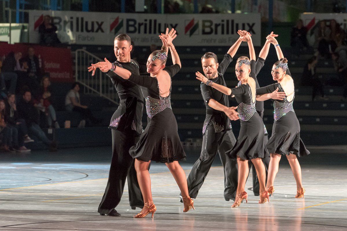 Ein Mann auf seinem Surfbrett macht eine Entspannungsübung auf der Ostsee bei Kiel.