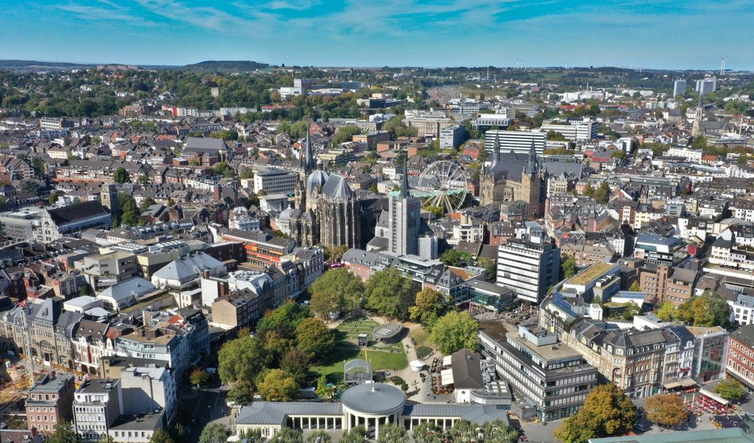 Luftbild der Stadt Aachen mit Blick auf Dom und den Elisengarten