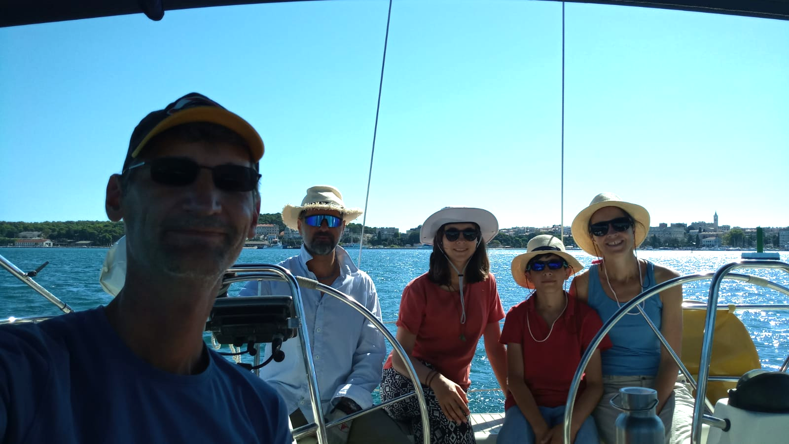 Familiensegeln in Istrien: Eine Familie genießt den Segelurlaub mit Kindern.