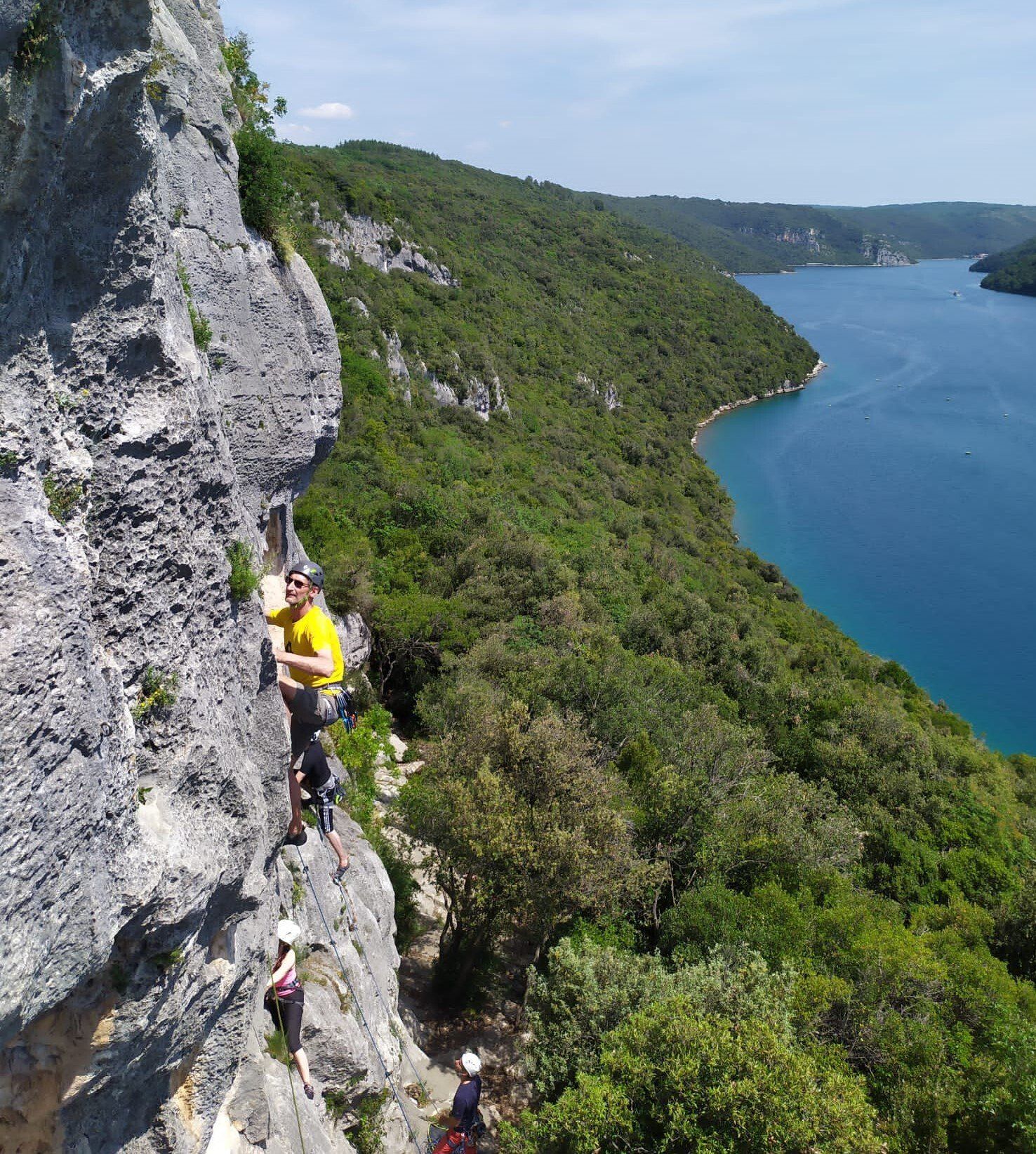 Kletterer in der Sektion C im Limskifjord, Istrien. Eine Top-Location für Segeln und Klettern in Kroatien.