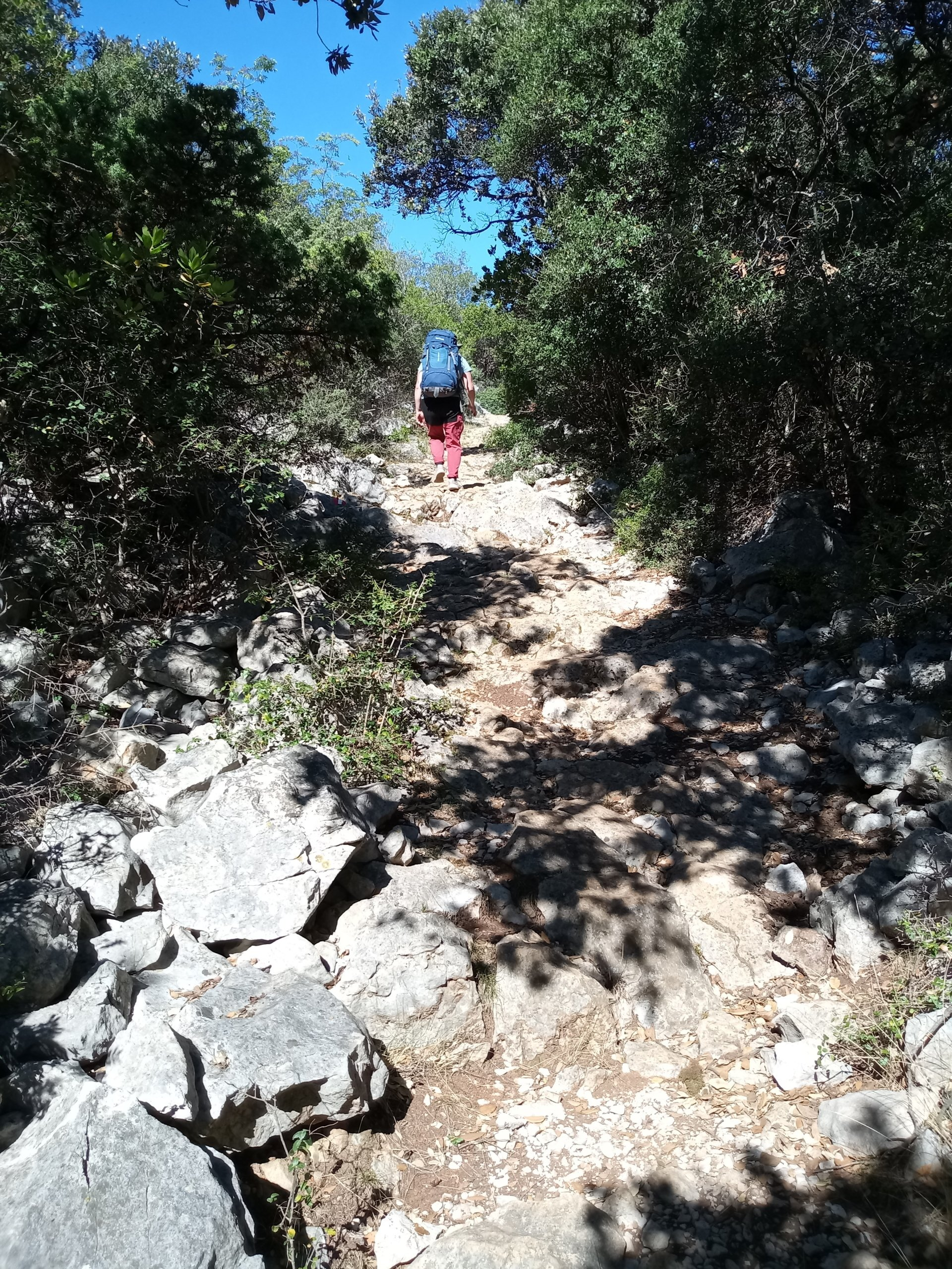Zustieg zum Klettergebiet Babina auf Cres. Wandern und Felsklettern an der Küste Kroatiens.