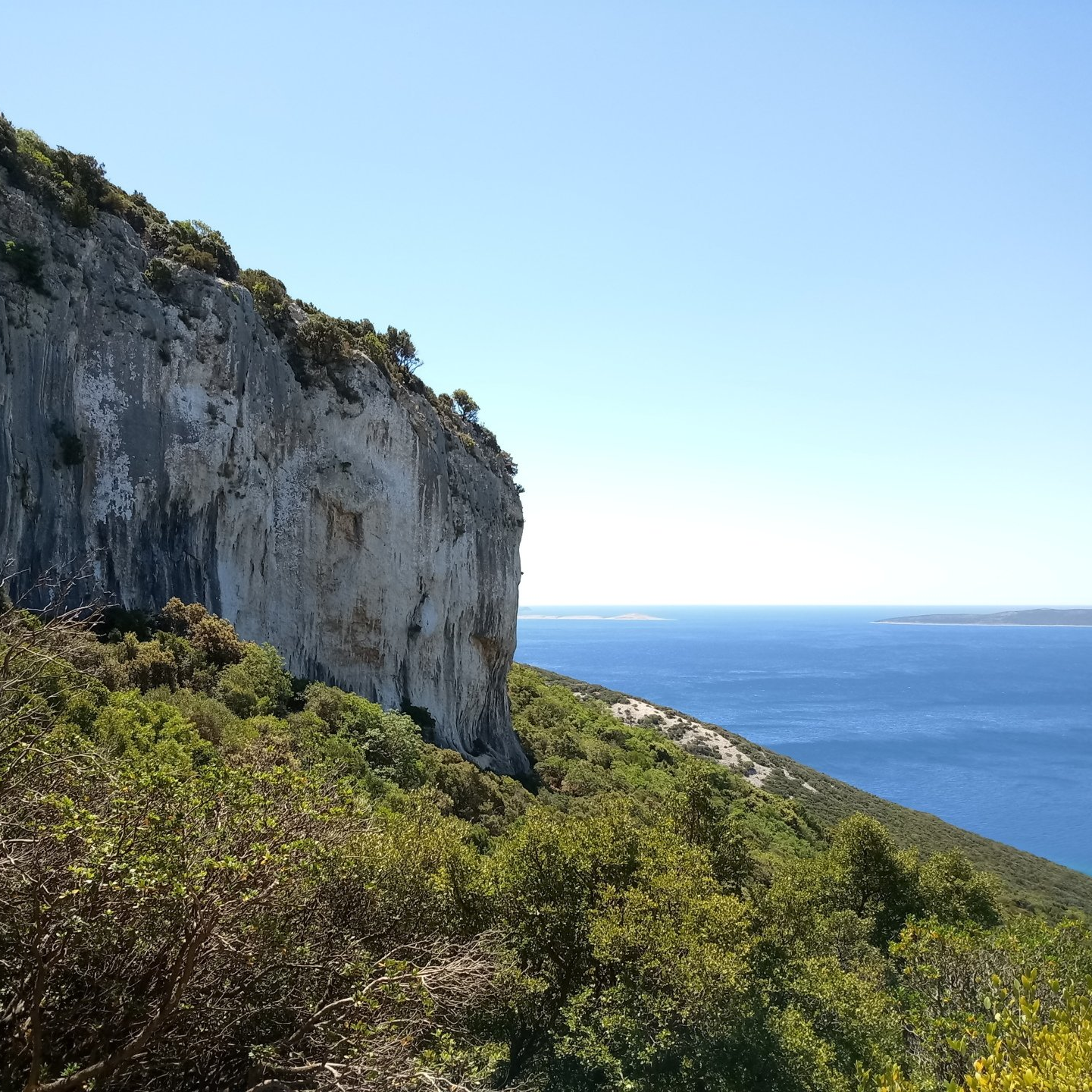 Segeln und Klettern in Kroatien: Steilküste an der Adria für Kletter-Fans.