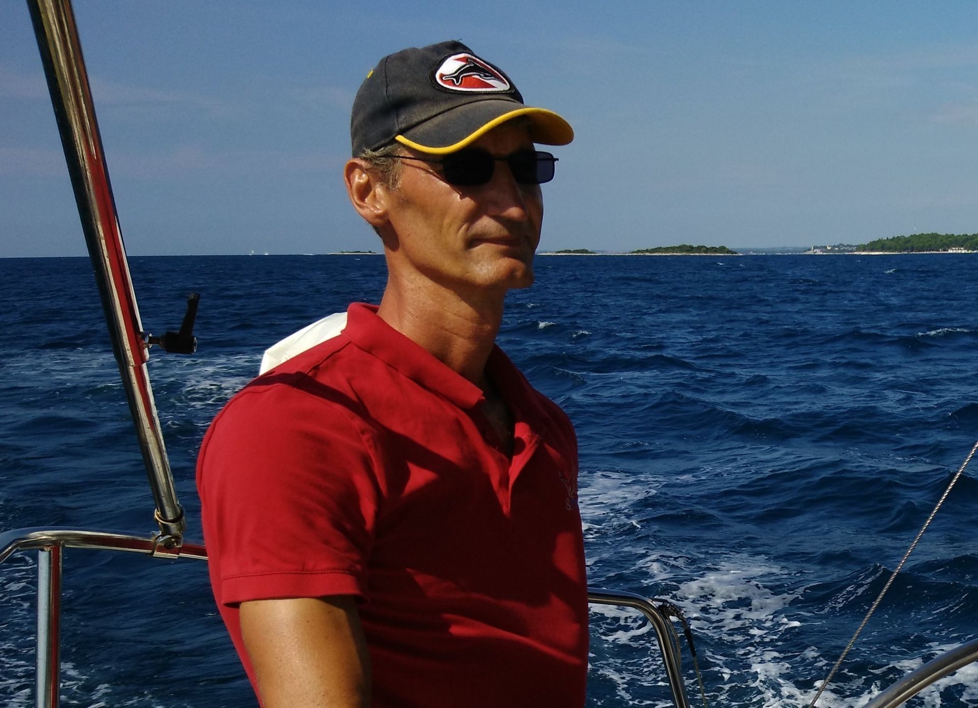 Erfahrener Skipper Peter auf der Segelyacht Sun Cloud in Kroatien.
