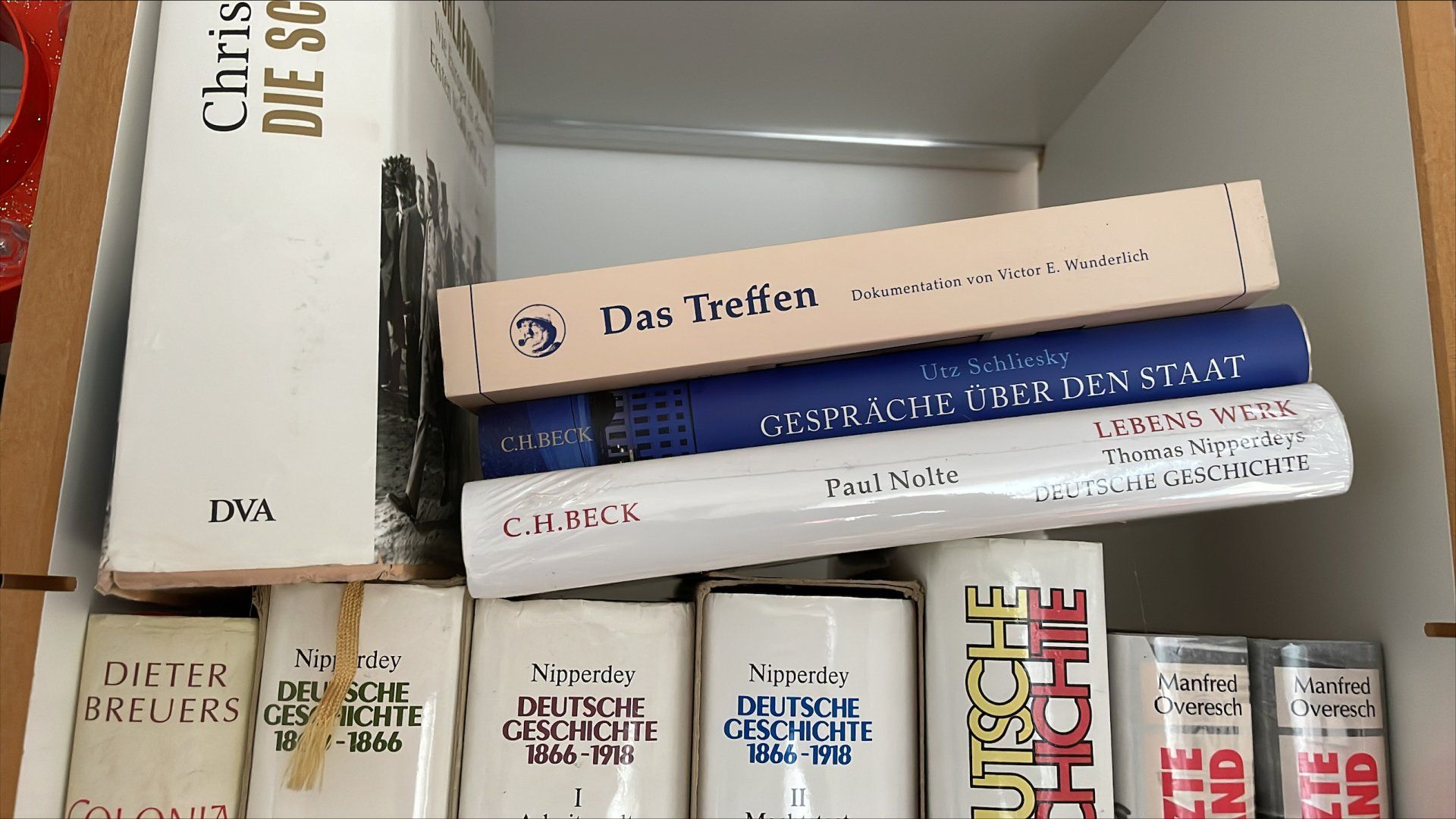 Bild: Christian Scherer Bücheregal mit Buch Boettcher Das Treffen