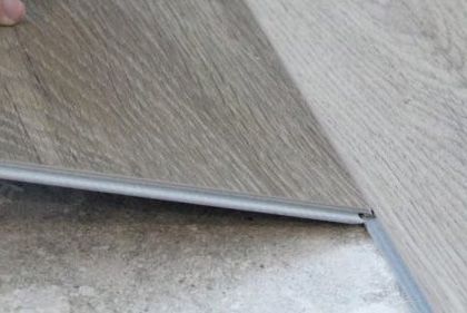 schwimmender Vinylboden mit Kunststoffträger