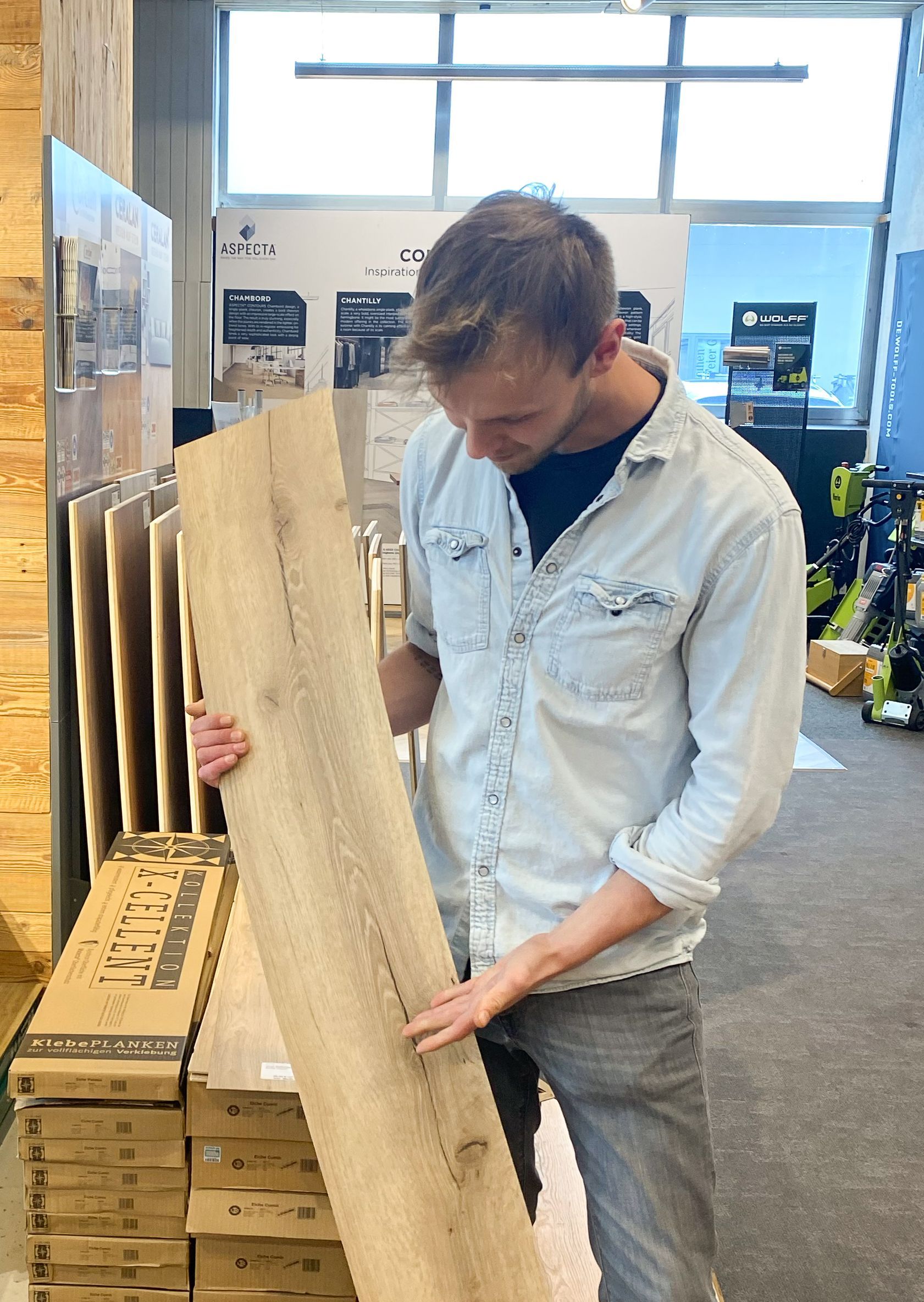Ein Verkäufer der Parkettbörse berät über Vinylboden
