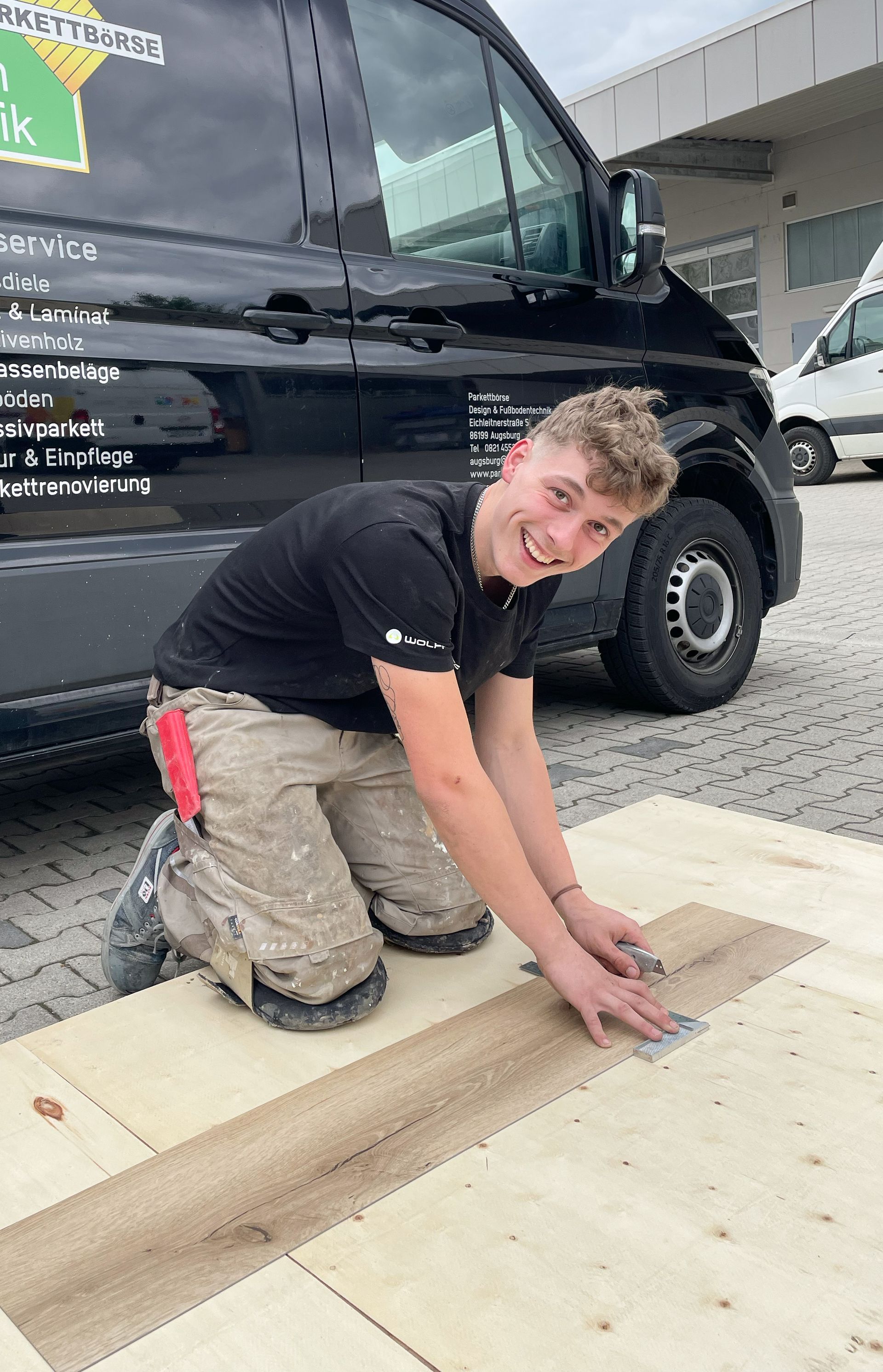 Ein Bodenleger schneidet einen Vinylboden