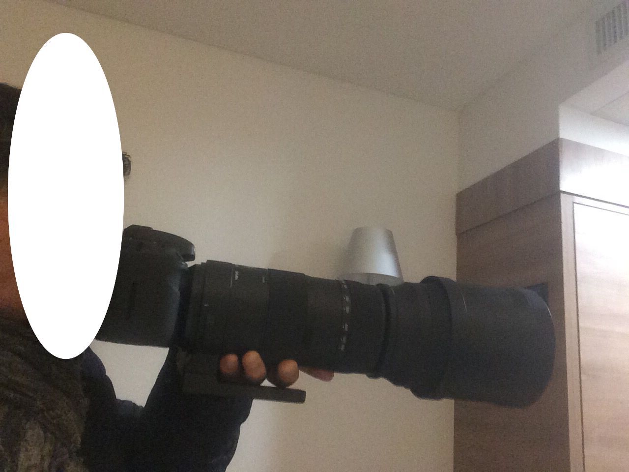 Questa immagine indica un investigatore privato mentre scatta una fotografia.