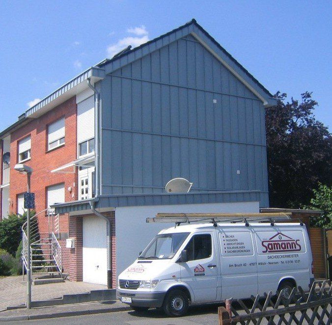 Fassade mit Stehfalzblechen Fassade mit Stehfalzblechen