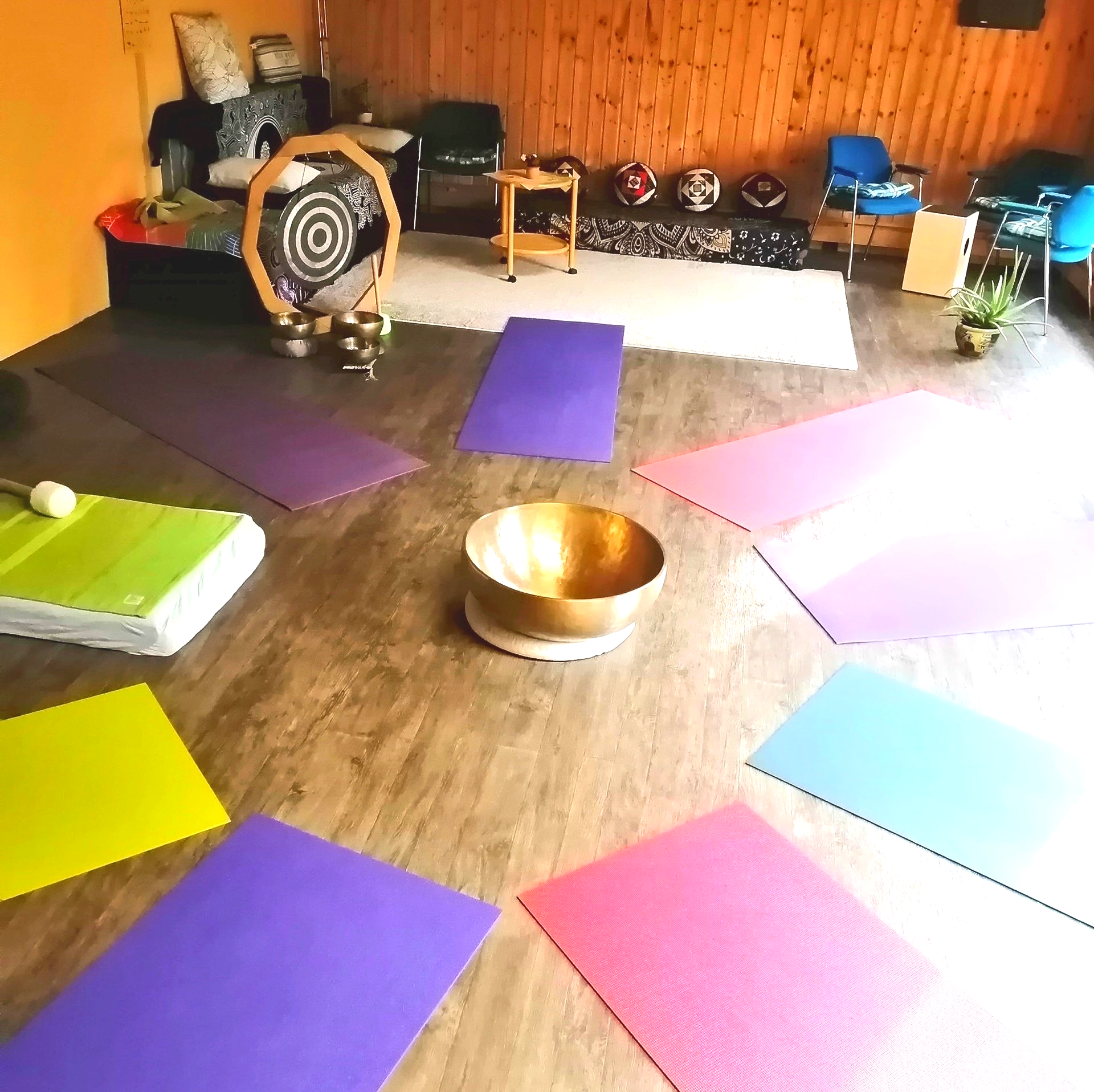 In einer kleinen Gruppe entspannt den Klängen lauschen Klangreisen: Fantasiereise mit Klangschalen - eine ganz besondere Art zu Reisen. Die Klangschalen tragen Sie wohin sie wollen.