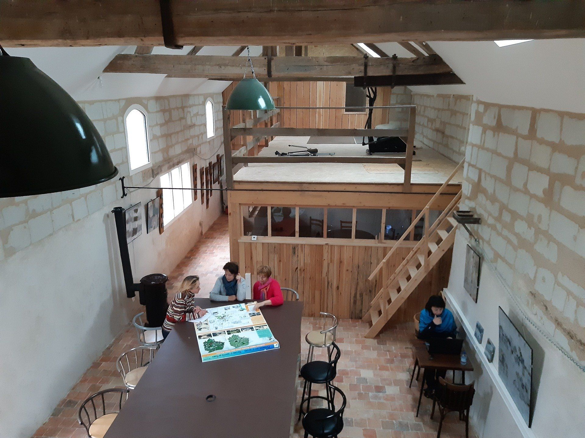 Un collectif d'artisans locaux Le chantier de rénovation du Tiers-lieu Le Planty