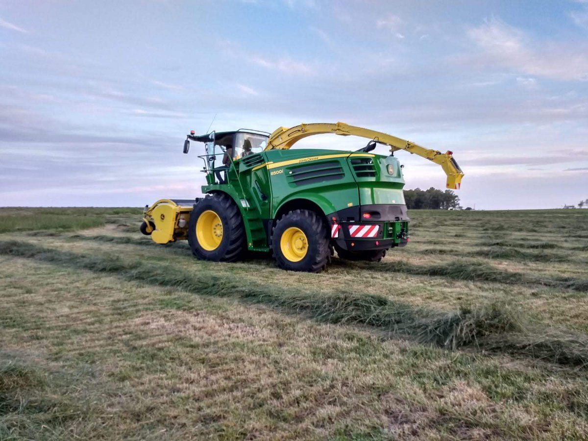 Tubo de descarga de picadora John Deere revestida con Hardox