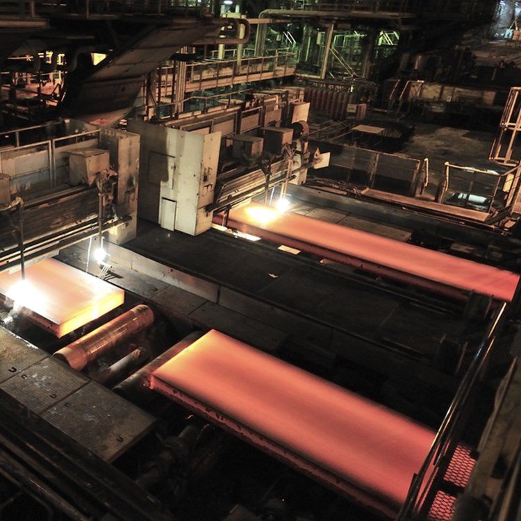 Los sistemas de transporte y almacenamiento de las industrias del hierro y el acero procesan grandes cantidades de material a granel. Deben evitarse las interrupciones en el flujo de material. Las piezas de desgaste de Hardox Wearparts se utilizan en todos los ámbitos, desde revestimientos hasta transportadores de tornillo sin fin, ciclones, chapas deflectoras para plantas de coque y entradas de altos hornos. Los centros de Hardox Wearparts fabrican piezas de desgaste personalizadas con la chapa antidesgaste Hardox® y el acero para herramientas e ingeniería Toolox®. Estas calidades de aceros revenidos y templados son duros y resisten el desgaste. Los productos de revestimiento Duroxite® pueden ser más adecuados para aplicaciones de desgaste por deslizamiento con impacto bajo y moderado. Un ejemplo de la aplicación de Duroxite® es la mejora de los codos que deben resistir el polvo del horno. La sustitución del acero al carbono blando por tubos de Duroxite® 100 multiplicó la vida útil casi por 30