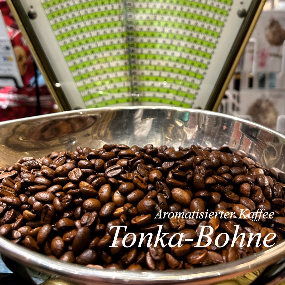 Kaffeeschütte mit frisch gerösteten Bohnen der Sorte Tonka-Bohne