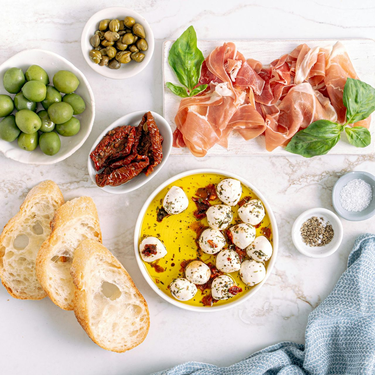 Antipasti Platte mit Oliven, Brot, Mozzarella und Olivenöl – schnelle Genussideen für Ostern
