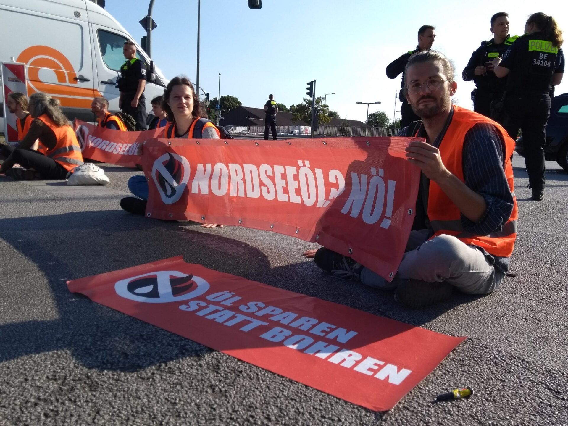 Straßenblockade, Lars Werner hält mit einer Mitstreiterin ein Banner:
