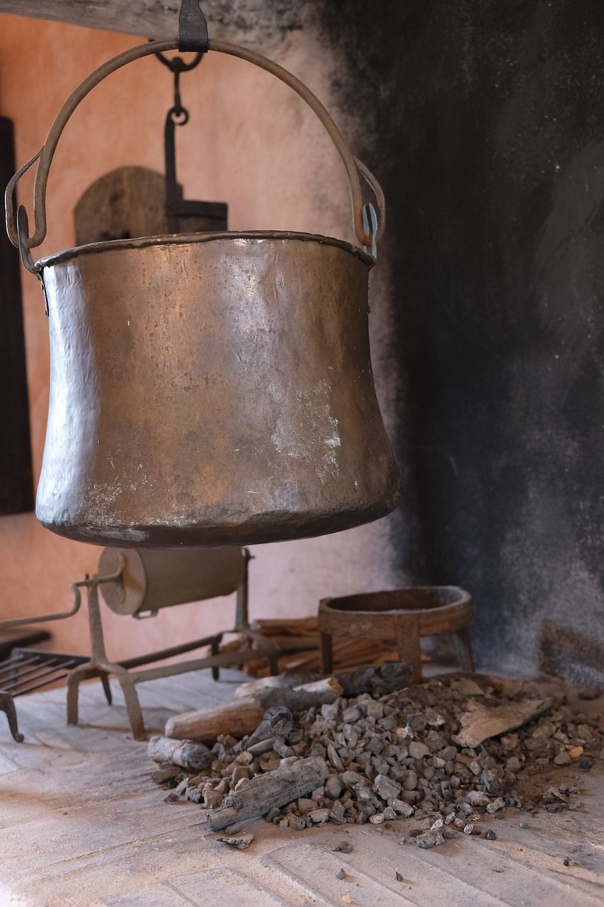 Kessel über Feuerstelle