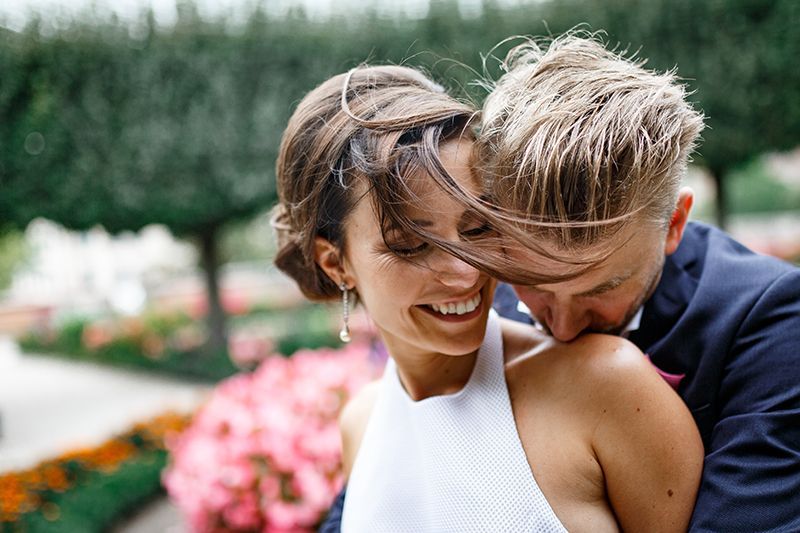 Hochzeit Livia Grün, liebe, Braut und Bräutigam im Garten in Nürnberg
