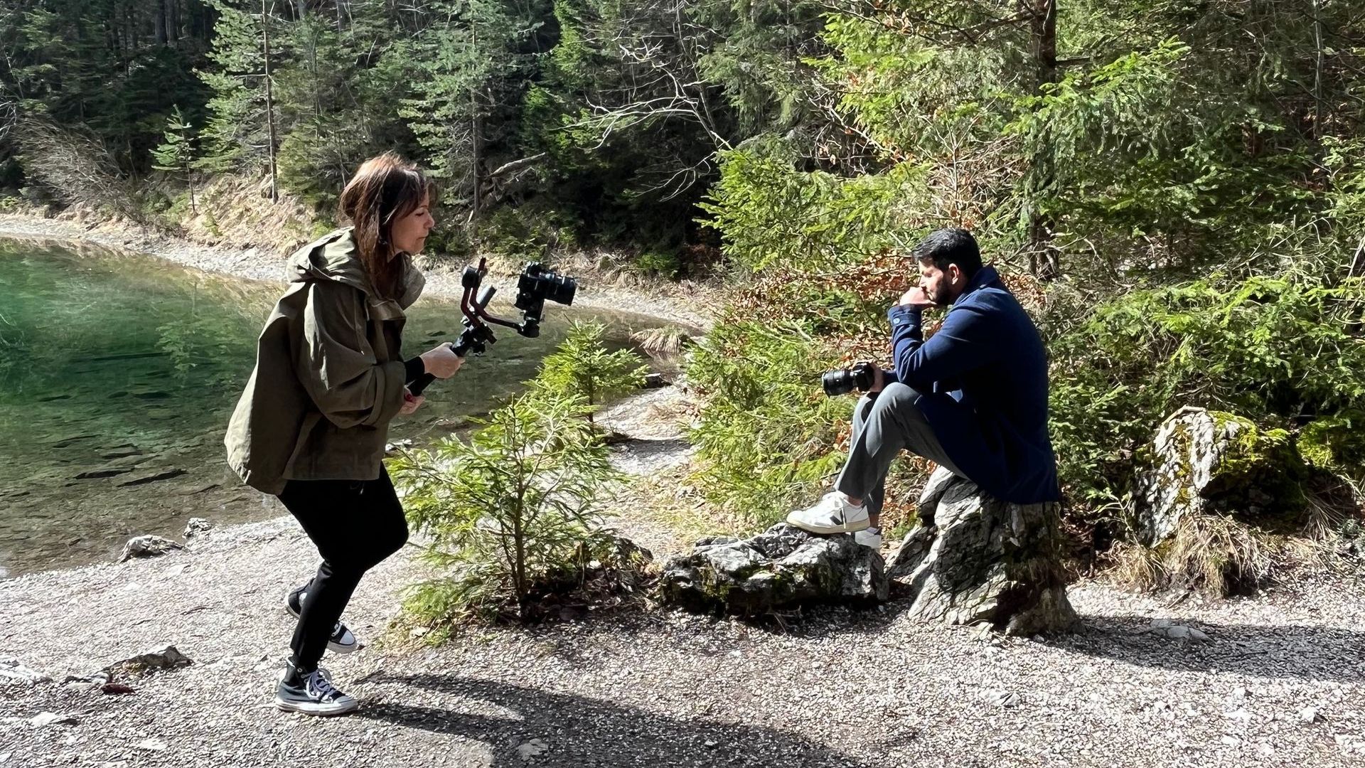 Wie man einen about me-Film erstellt. Livia Grün, Filmemacherin, bei der Arbeit an einem Filmdreh