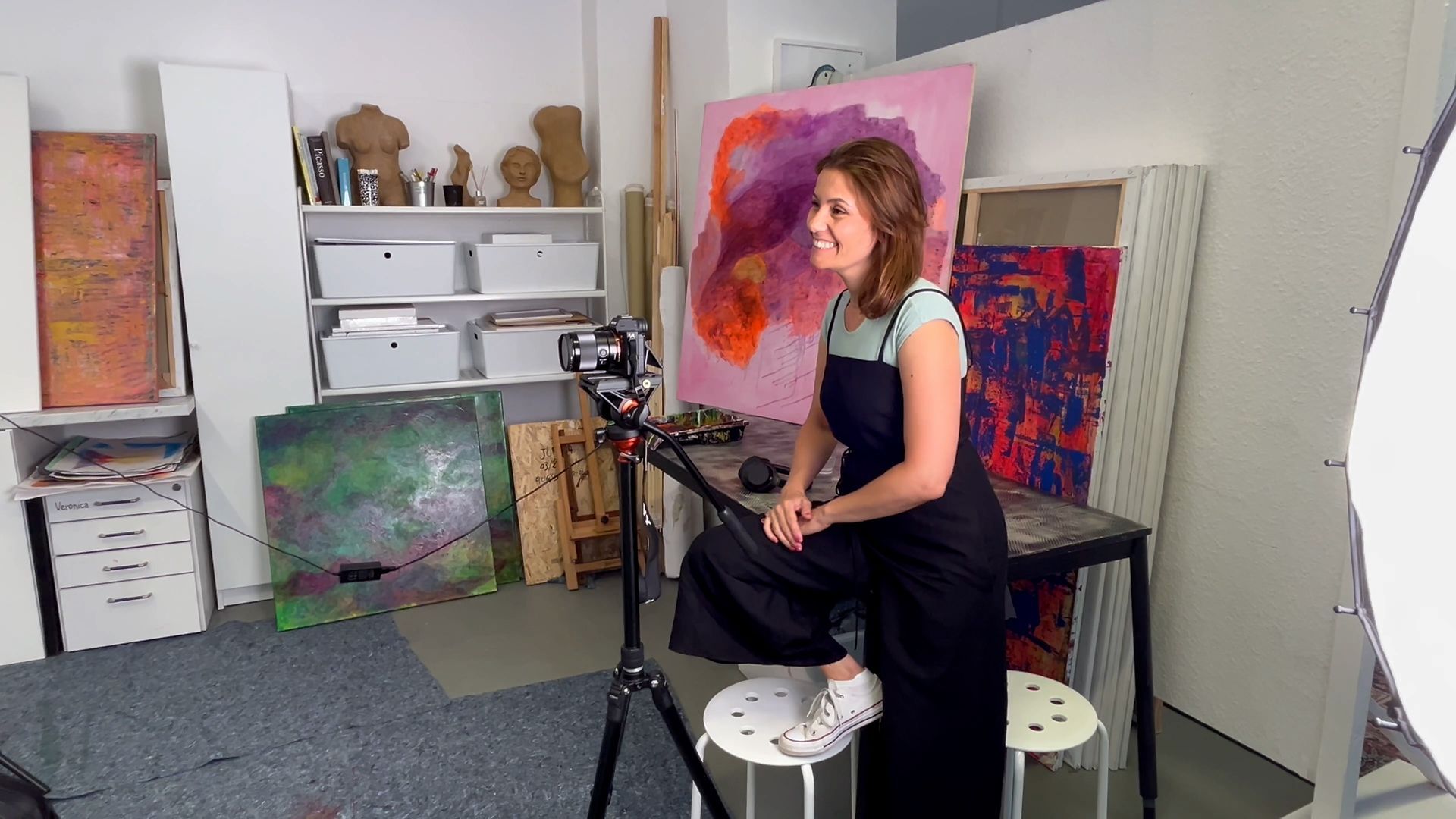 Livia Grün mit ihrer Kamera bei einem Interview. Dreharbeiten zu einem Film. Making of