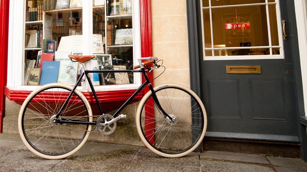 Das klassische Pashley Bike Guvnor abgestellt vor einem Geschäft.