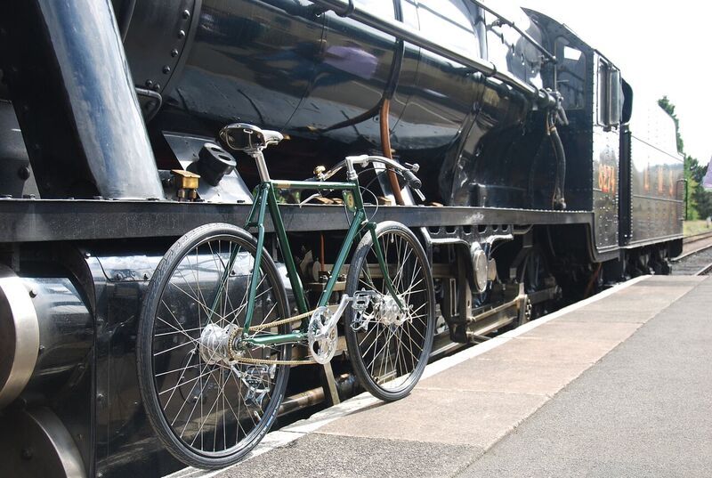 Pashley Bike Speed 5 - zeitlose Technik vor einer Lokomotive