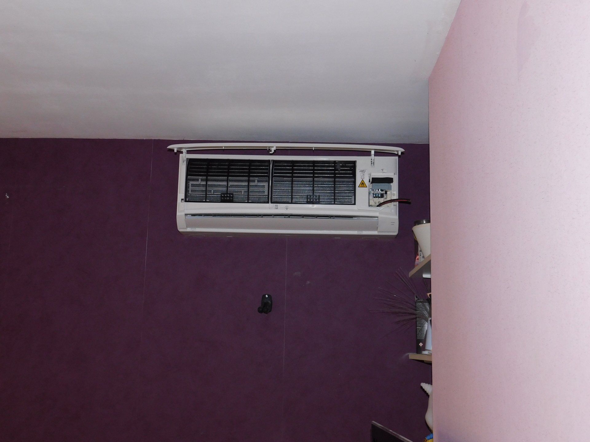 climatiseur intérieur sur un mur violet