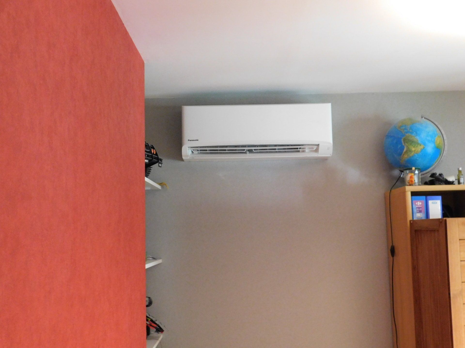 climatiseur intérieur; murs organes et beige