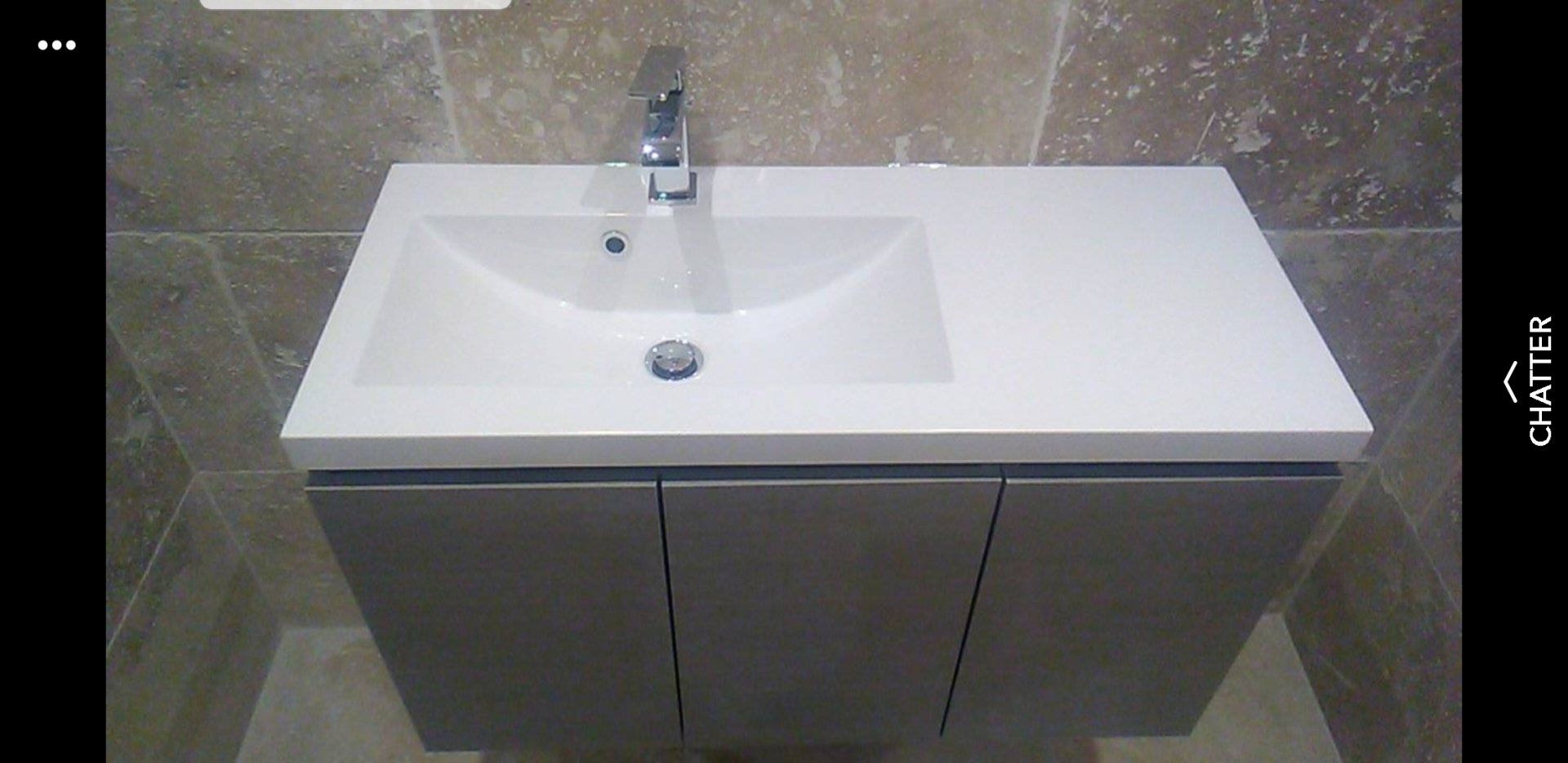 évier marron et faïence blanche