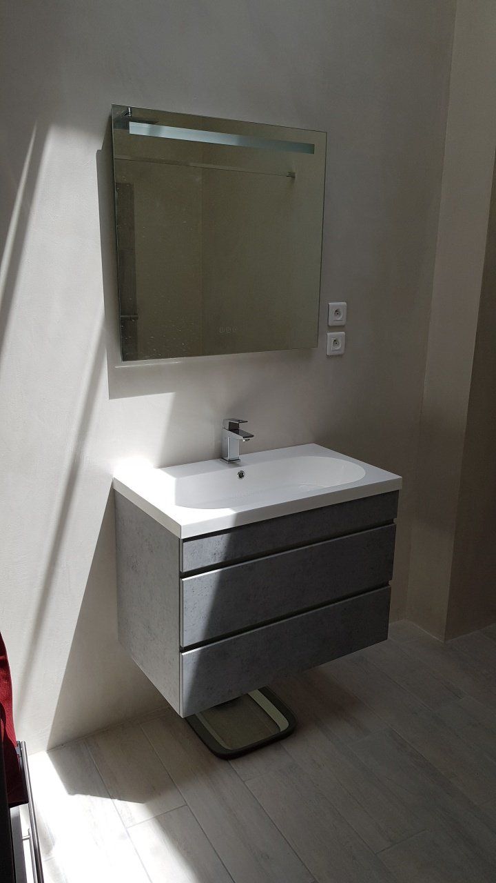 lavabo de salle de bain et miroir