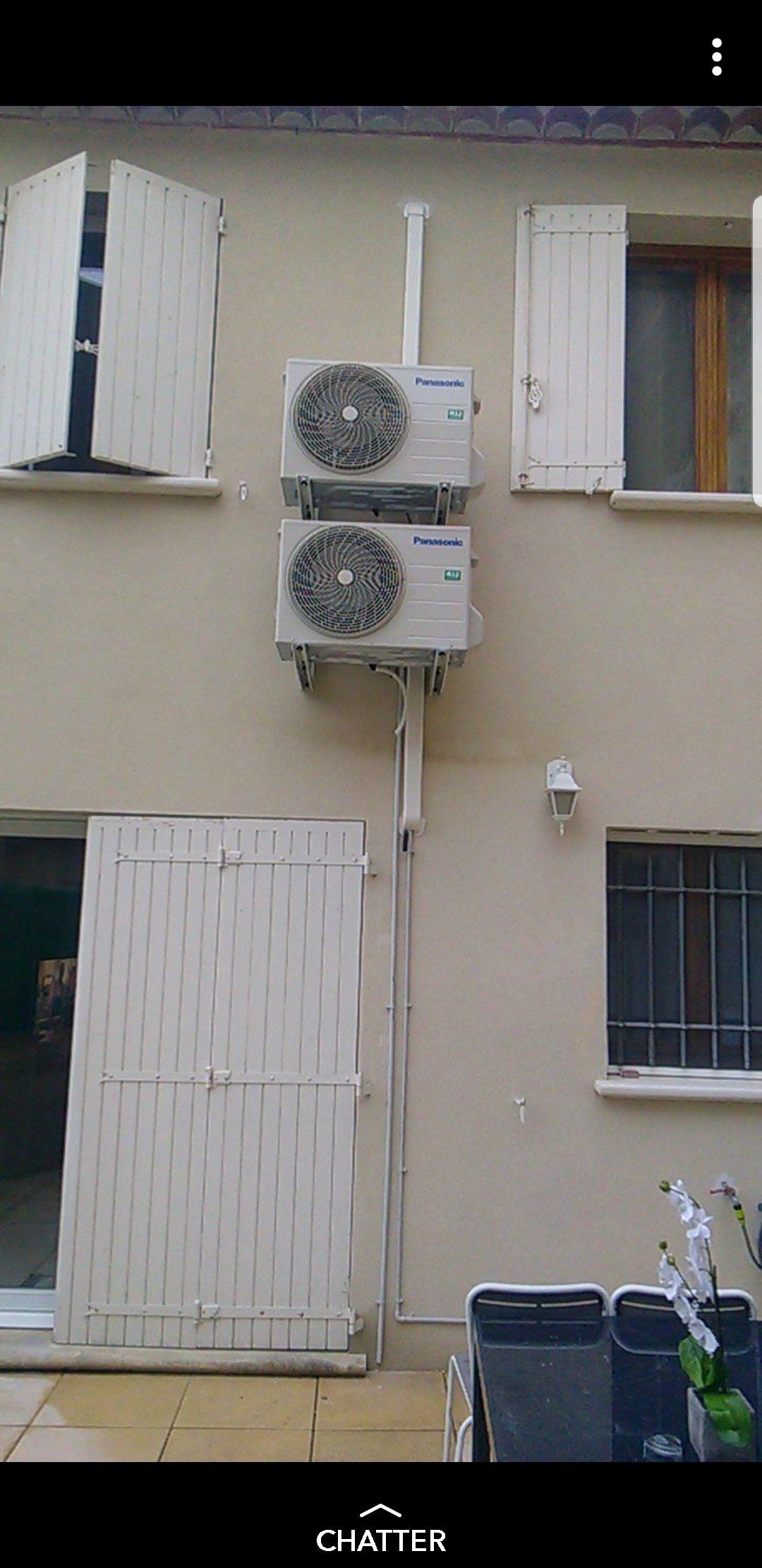 climatisation sur un tmur avec des fenêtres et un portail