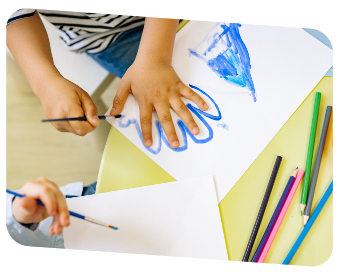 Kinderhände malen mit Wasserfarbe