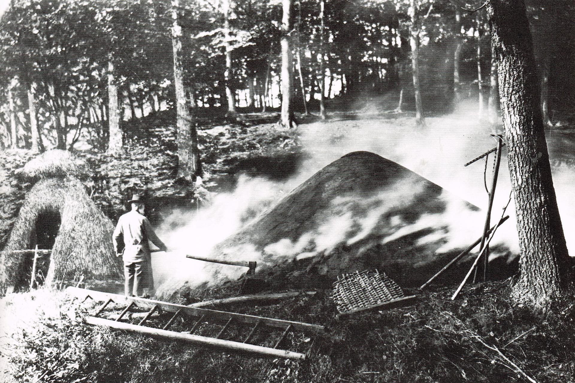 Kohlenmeiler mit Köhlerhütte Kohlenmeiler, Holzkohle, Köhler