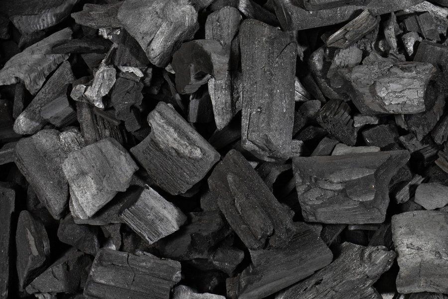 Das Produkt des Kohlenmeilers: Holzkohle Holzkohle