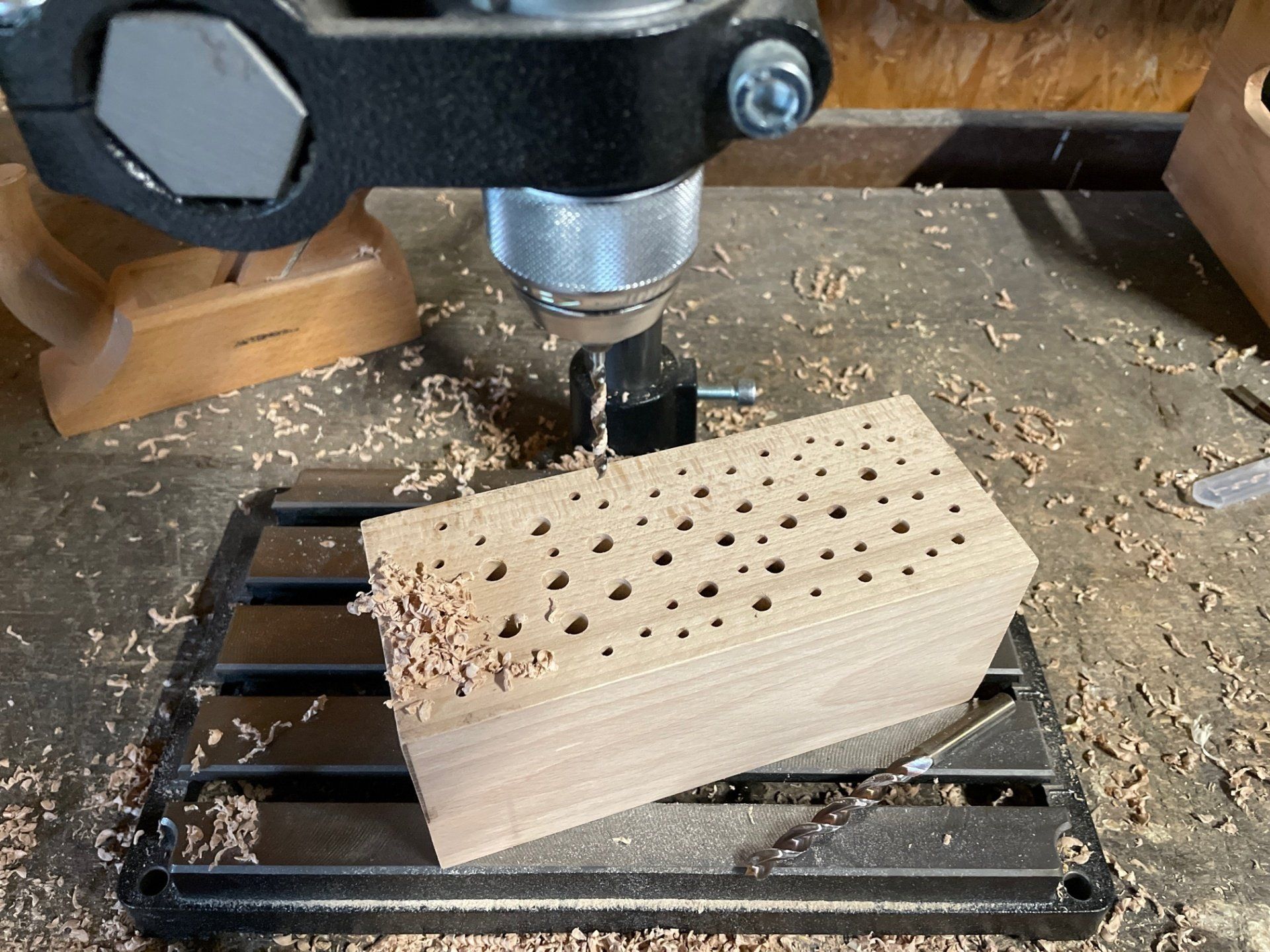 Wildbienen Nisthilfen - Nistgänge bohren Wildbienen Nisthilfen - Nistgänge bohren