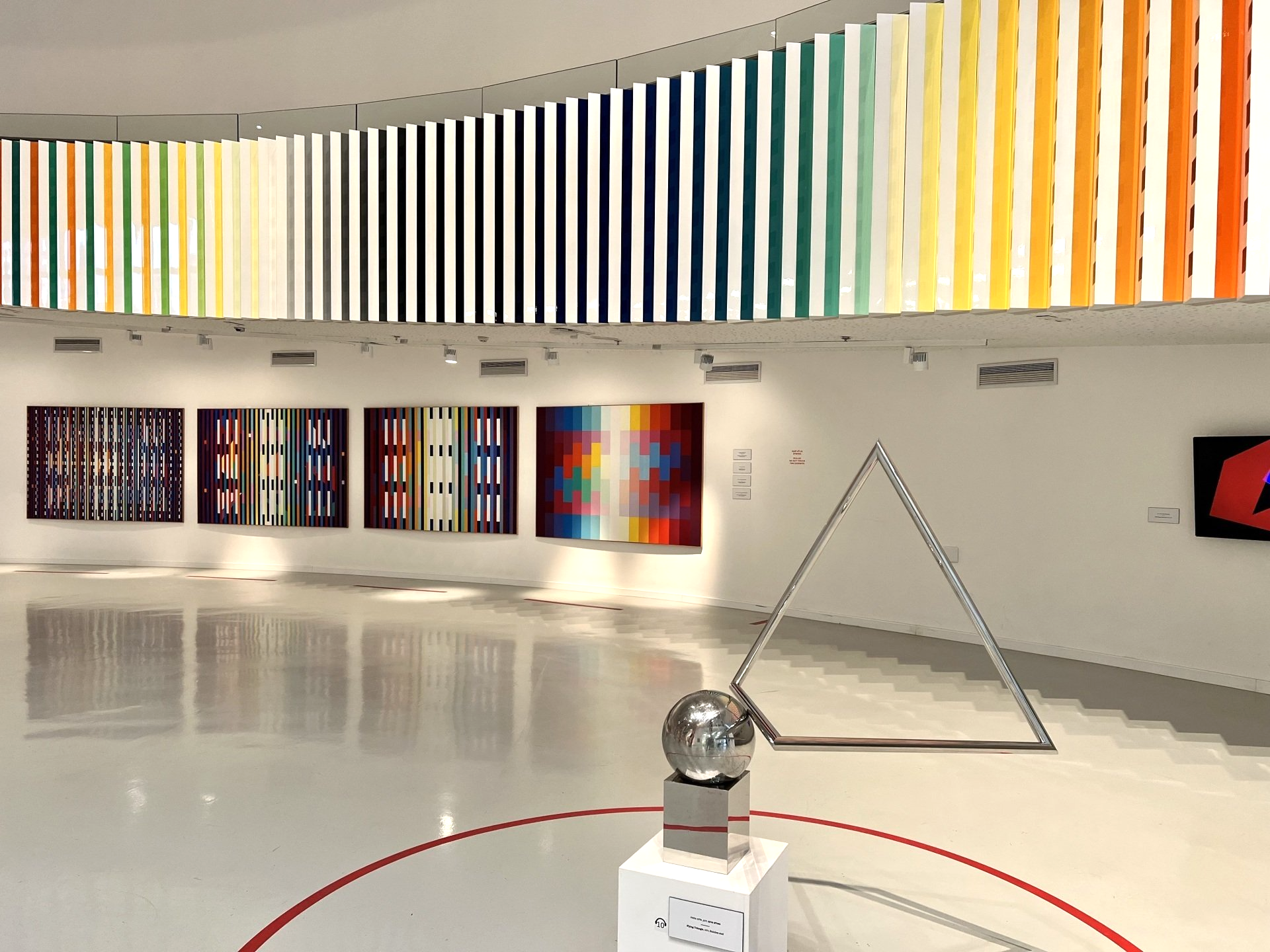 Triangle flottant créé pour le salon Agam de l'Élysée Musée Agam Rishon LeZion Israël