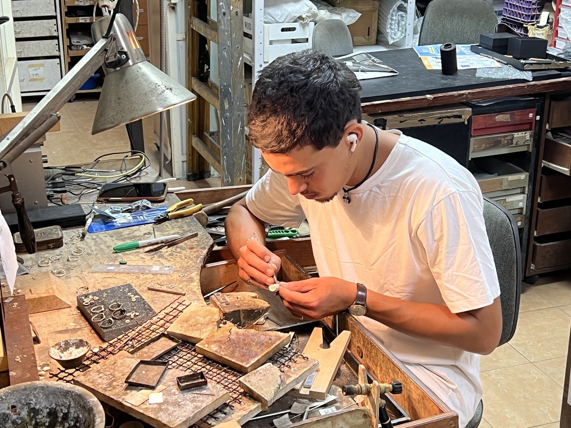 Le fils de Ben Zion David Atelier bijoux art yéménite Jaffa Israël