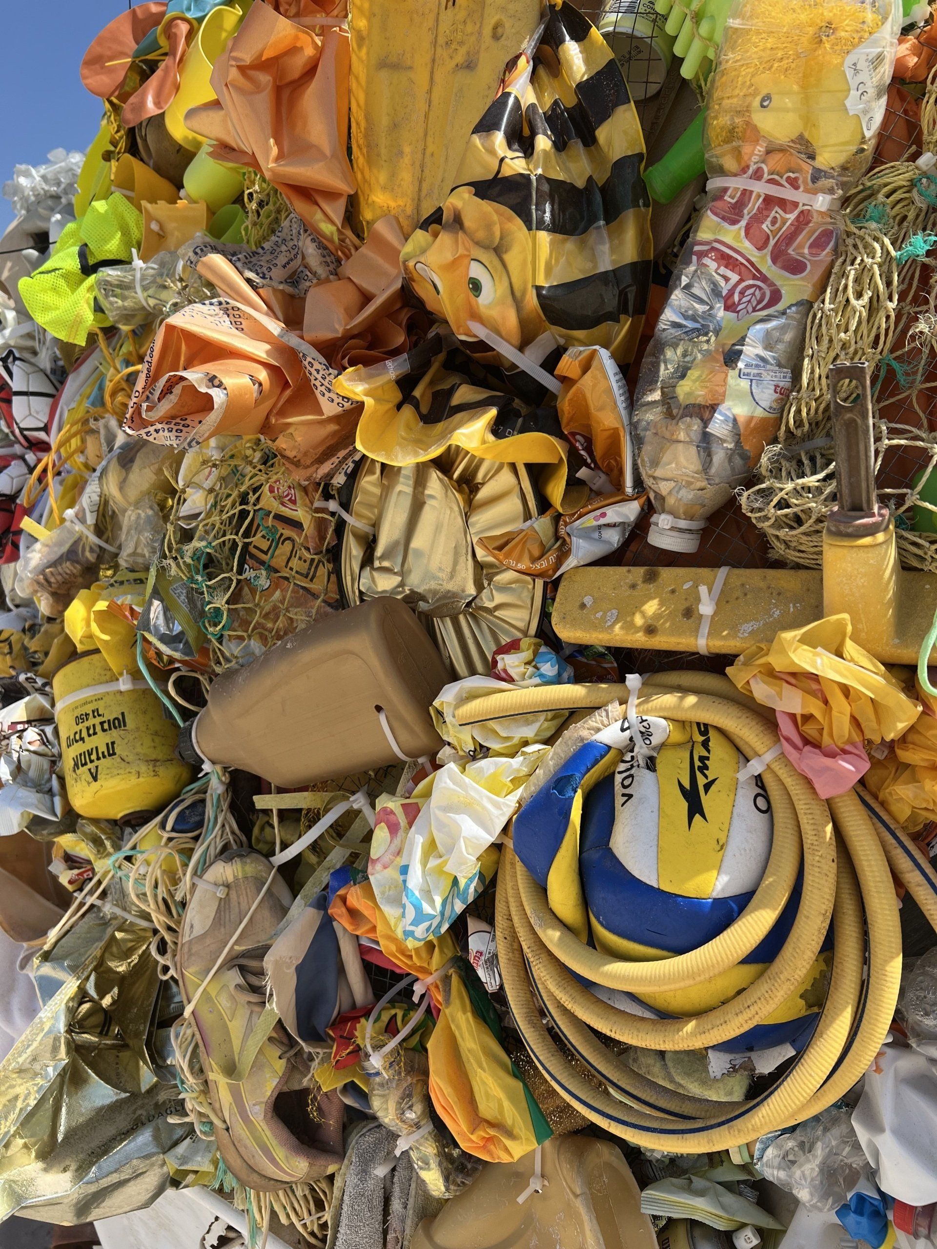Beach Ball sculpture écologique déchets plastique Tel-Aviv Tal Tenne Czaczkes