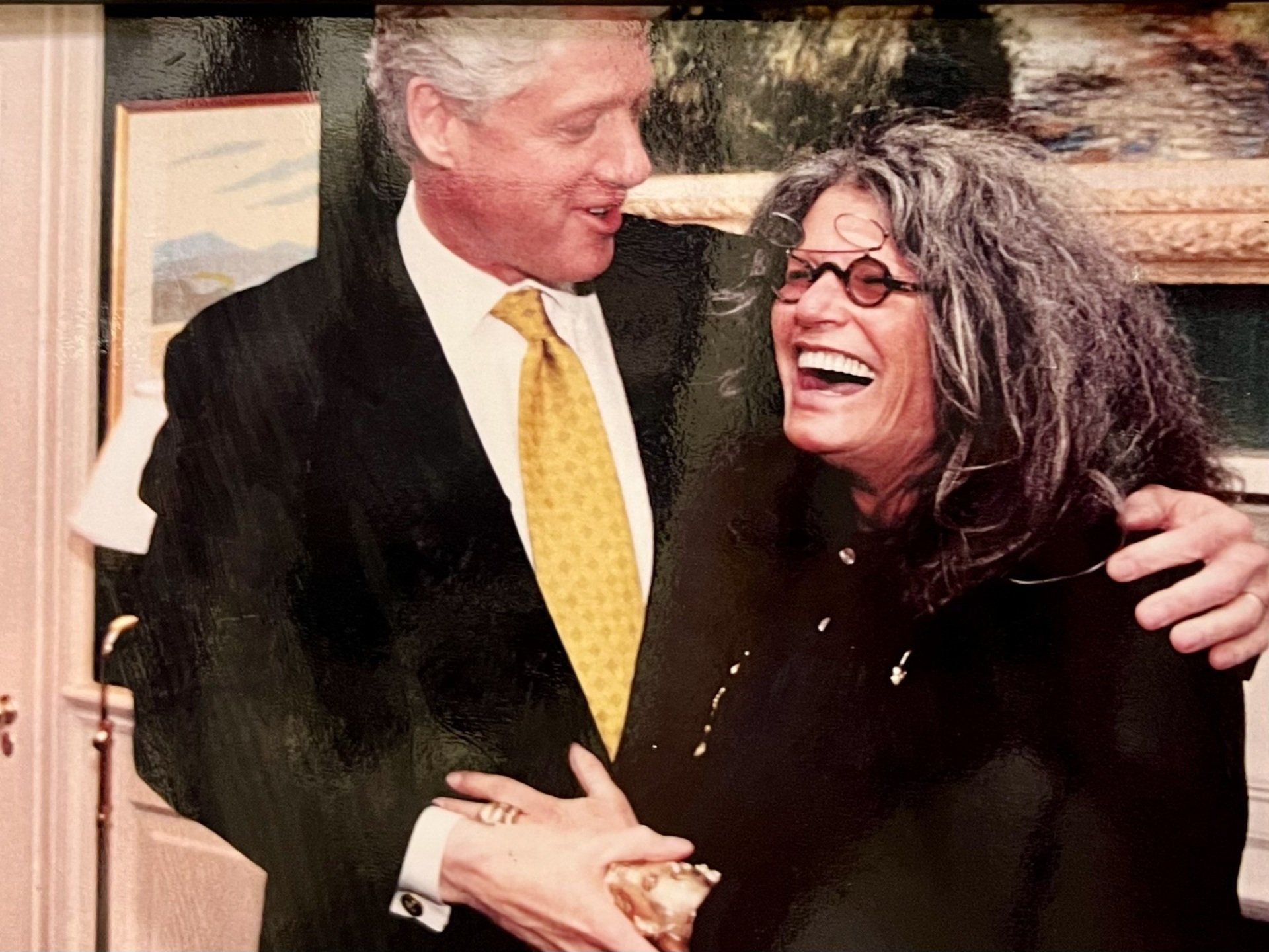 Ilana Goor artiste avec Bill Clinton